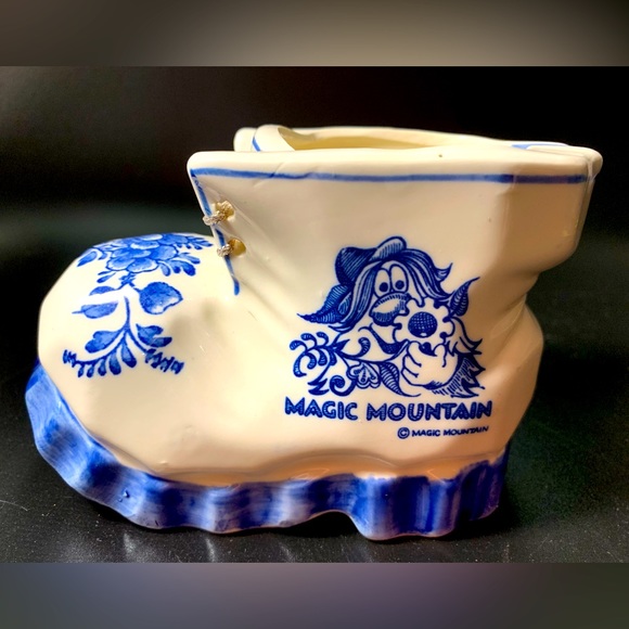 Vintage Ash Tray Boot Magic Mountain Souvenir White Blue Lace Up Floral - Picture 1 of 8